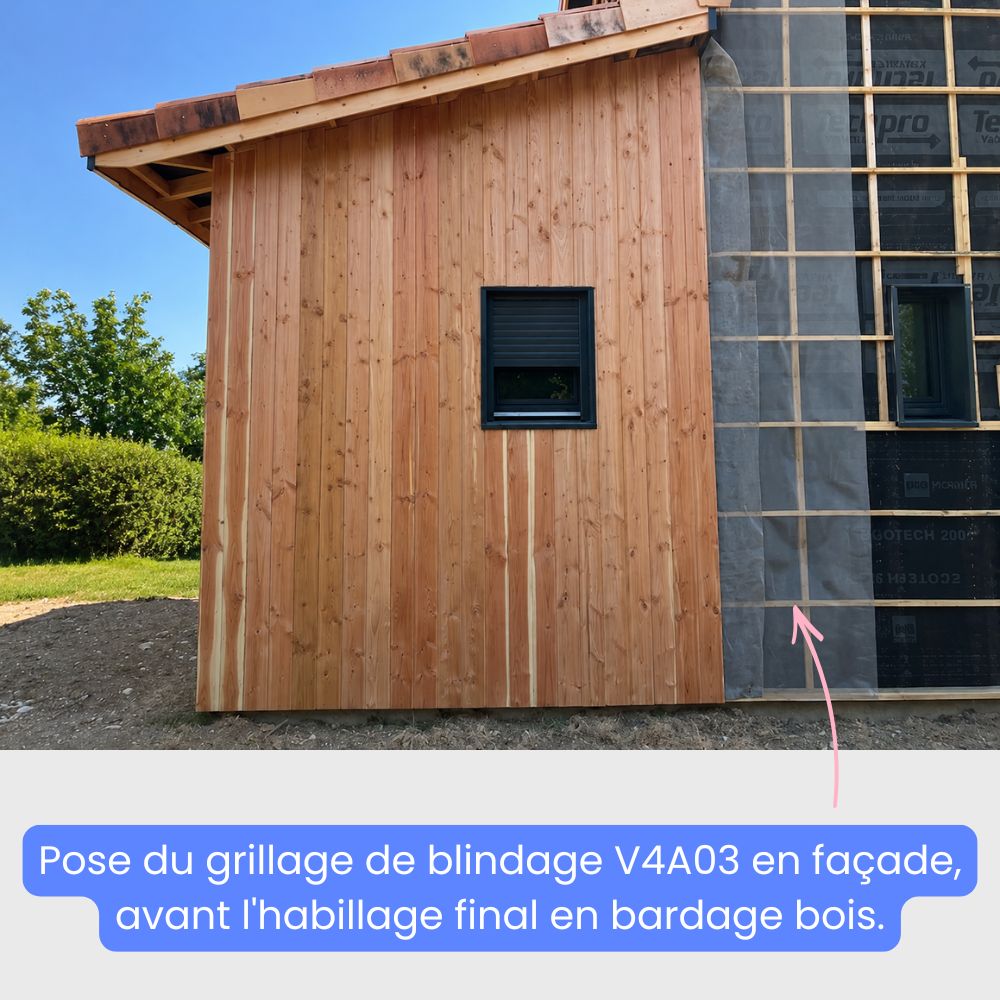 Pose du grillage de blindage V4A03 en façade, avant l'habillage final en bardage bois.